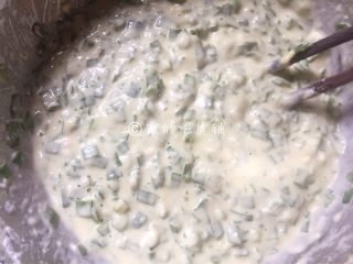 8、韭菜鸡蛋饼,最后调成稀糊状。