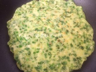 11、韭菜鸡蛋饼,一面金黄后翻面，两面金黄就可以出锅了。