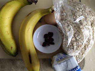 1、香蕉酸奶烤燕麦,准备原料