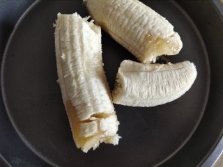 2、香蕉酸奶烤燕麦,香蕉去皮