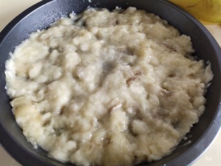 3、香蕉酸奶烤燕麦,放到派盘里压成泥