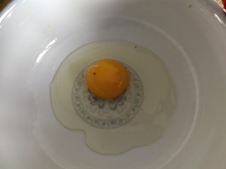 4、香蕉酸奶烤燕麦,鸡蛋磕在碗里