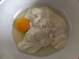 5、香蕉酸奶烤燕麦,放入酸奶