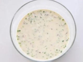 6、培根鸡蛋饼,取出培根切成小丁，连葱花一起放到面糊中混合搅拌均匀。