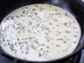 7、培根鸡蛋饼,在平底锅中涂抹少量的食用油，舀一勺面糊倒进去，晃动锅使面糊均匀的摊开。