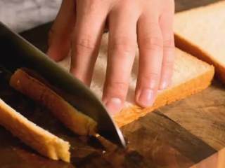 1、5分钟快手早餐，营养的吐司三明治,先将吐司去边