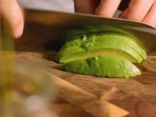 2、5分钟快手早餐，营养的吐司三明治,再将小番茄、牛油果切片备用