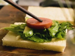 4、5分钟快手早餐，营养的吐司三明治,吐司上挤上色拉酱后，依次放入备用食材