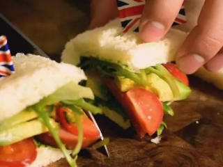 5、5分钟快手早餐，营养的吐司三明治,将吐司折上来，用牙签固定，最后切对半即可