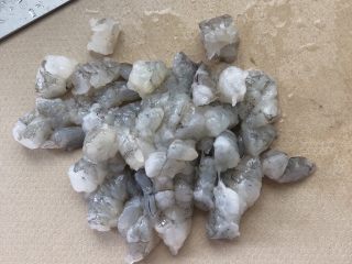 3、虾滑条,切成小块