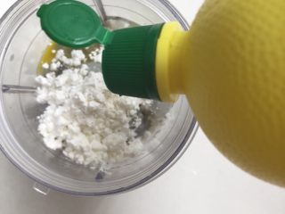 5、虾滑条,加入少许玉米淀粉，柠檬汁