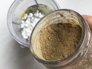 6、虾滑条,加入一勺黑芝麻牡蛎粉