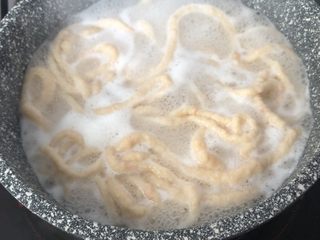 11、虾滑条,挤好入锅煮至一分钟，虾滑上浮，然后捞起，冲一下凉水