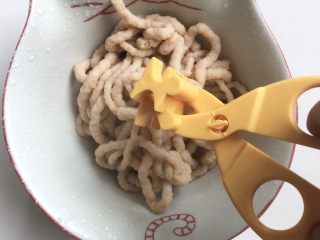 12、虾滑条,用辅食剪剪小段