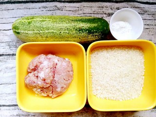 1、肉末黄瓜粥,准备好黄瓜，玉米淀粉，肉末和大米