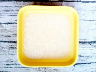 2、肉末黄瓜粥,珍珠米先用水泡一下