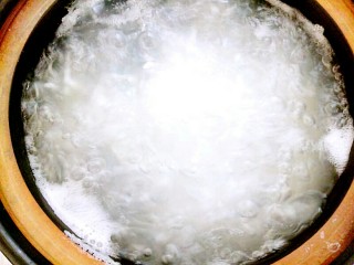 3、肉末黄瓜粥,砂锅里水煮开，煮开后放入珍珠米煮，再搅拌一下