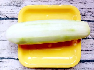 4、肉末黄瓜粥,煮米的时候把黄瓜去皮
