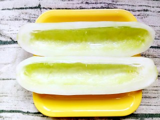 5、肉末黄瓜粥,再把黄瓜去籽