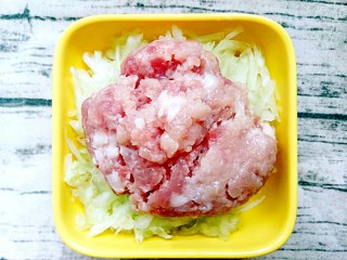 7、肉末黄瓜粥,抽丝好后放入肉末