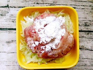 8、肉末黄瓜粥,加一勺玉米淀粉在肉末上面