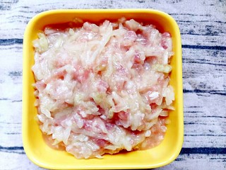 9、肉末黄瓜粥,将肉末玉米淀粉和黄瓜一起搅拌均匀