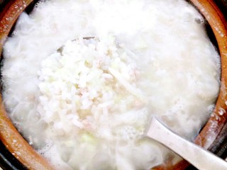 11、肉末黄瓜粥,肉末黄瓜在珍珠米煮五分熟的时候放下去，再搅拌均匀煮熟后加一勺盐