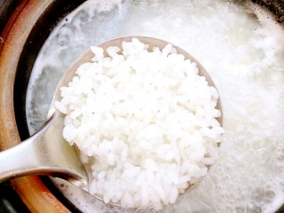 10、肉末黄瓜粥,珍珠米煮至五分熟的时候