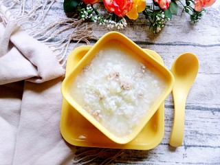 13、肉末黄瓜粥,稍微凉一点就可以吃咯