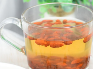 1、【药膳-失眠】酸枣仁改善失眠，个小，功效大,失眠日久的虚证，饮用酸枣五味子枸杞汤，连续两周以上，睡眠得到明显改善，睡眠深，睡后精力充沛。 