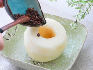 2、【药膳-失眠】酸枣仁改善失眠，个小，功效大,梨去皮，去核，放入酸枣仁。梨，清热养阴，冰糖，缓中补虚。