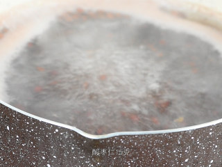 6、【药膳-失眠】酸枣仁改善失眠，个小，功效大,酸枣仁加水，大火煮开，小火煎煮20分钟。