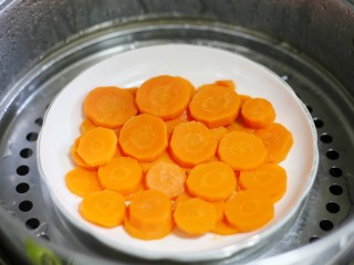 2、胡萝卜红枣点心,胡萝卜洗净切片上锅蒸熟。