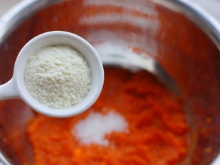 3、胡萝卜红枣点心,加入2勺澳优珀淳奶粉。