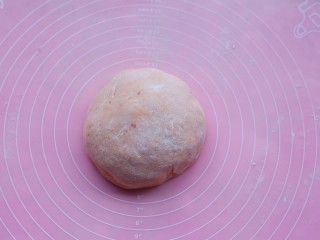 7、胡萝卜红枣点心,揉成不沾手的面团,可以适当多加点面粉。