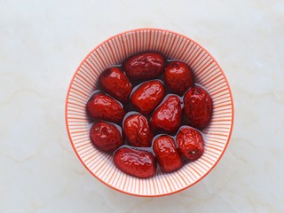 10、胡萝卜红枣点心,红枣洗净。