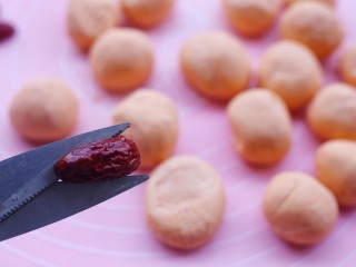11、胡萝卜红枣点心,剪成枣片,每一个红枣剪2片。
