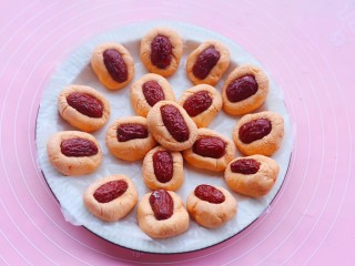 13、胡萝卜红枣点心,胡萝卜红枣点心底下贴一层油纸,放入盘中,上锅中火蒸20分钟后即可!