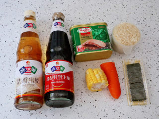 1、午餐肉饭团,准备好材料