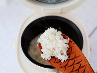 3、午餐肉饭团,煮好的米饭颗粒分明,直接吃或者用来炒饭的都是完美的,再也不用留剩米饭了,这台迷你电饭煲它有两大核心:智能醒米和温控,让米芯充分吸水,精煮细焖,煮好的米饭颗颗饱满