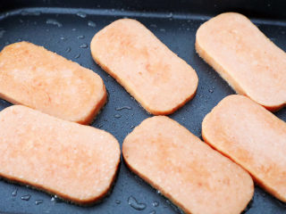 6、午餐肉饭团,煎至两面金黄色,捞出备用