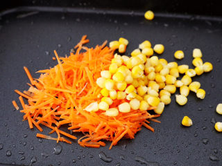 7、午餐肉饭团,原锅放入胡萝卜丝和玉米粒