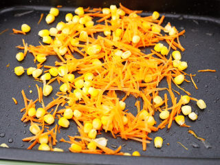 8、午餐肉饭团,快速翻炒均匀