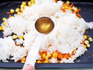 10、午餐肉饭团,加入味达美清香米醋1大勺