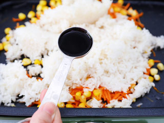 11、午餐肉饭团,加入味达美臻品特级生抽2大勺