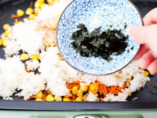 12、午餐肉饭团,加入海苔碎