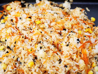 13、午餐肉饭团,再次翻炒均匀即可关火