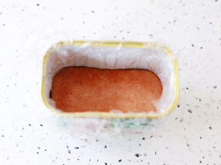 15、午餐肉饭团,再放入午餐肉,再次压紧实