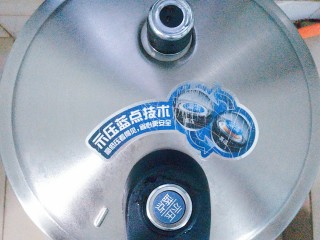 12、小米南瓜百合银耳粥,盖上盖子，上气后压15分钟即可！