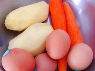 1、土豆胡萝卜抱蛋,准备原材料鸡蛋、土豆和胡萝卜去皮洗净备用